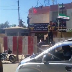 Suriye’nin kuzeyinde yer alan Mare Emniyet Müdürlüğü’ndeki Türk bayrağı, gönderden indirilerek, parçalandı.