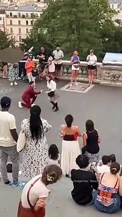 Homem pede namorada em casamento em Paris e... ela foge