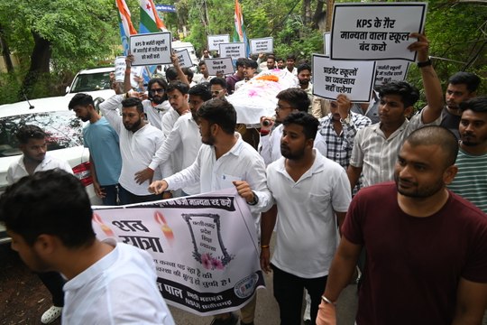 एनएसयूआई ने डीईओ आफिस का किया घेराव