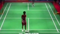 Si accascia a terra durante una partita di badminton