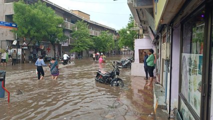 Скачать видео: अहमदाबाद में बारिश, नरोडा में चार इंच गिरा पानी