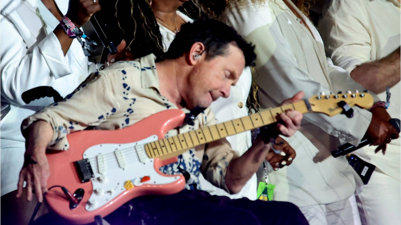 GALA VIDEO - Michael J. Fox courageux face à la maladie : apparition surprise sur scène en fauteuil roulant au côté de Coldplay