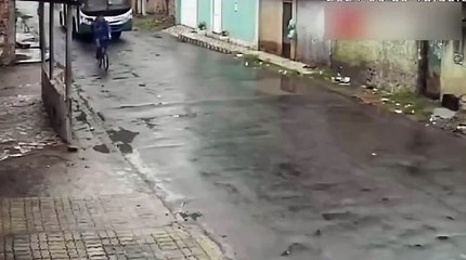 Por pouco, entregador escapa de ser esmagado por ônibus; assista
