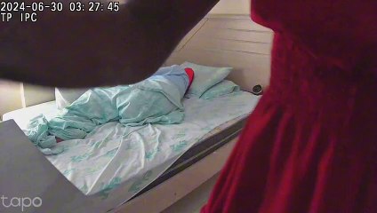 Mulher invade casa e rouba pertences de idoso enquanto ele dorme