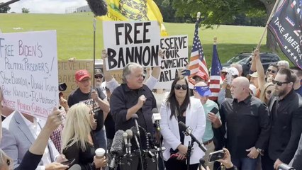 Steve Bannon llega a prisión para cumplir con una condena de 4 meses.
