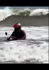 Homem protagoniza cena inustida e tenta entrar no mar pilotando uma moto; veja vídeo