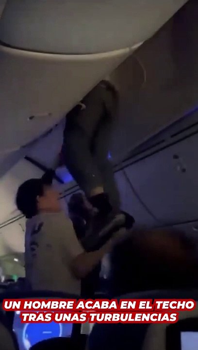 Unas fuertes turbulencias dejan a un pasajero en el maletero superior