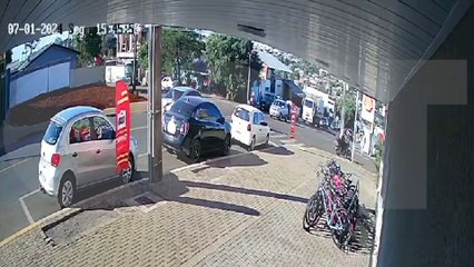 Câmera flagra acidente que deixou motociclista ferida no Bairro Periolo