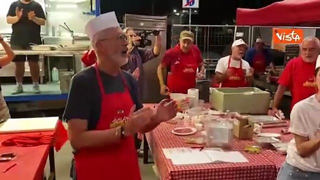 Festa dell'Anpi, Bonelli, Fratoianni e Schlein cantano Bella Ciao con i volontari delle cucine
