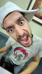 Mera dost Apne Shaadi ki Khushi per gana ga Raha hai