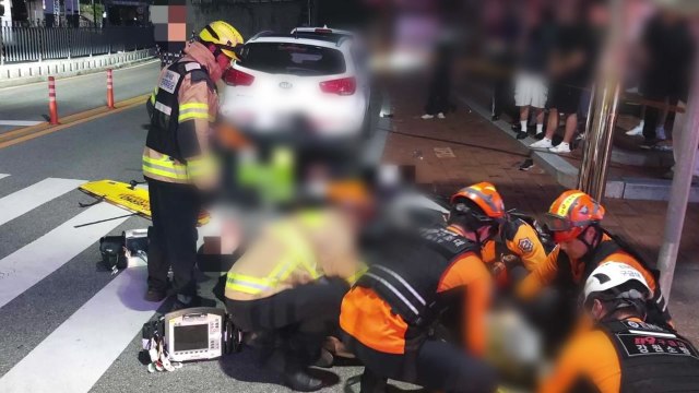 음주 차량에 치인 오토바이가 인도 덮쳐...4명 중경상 / YTN