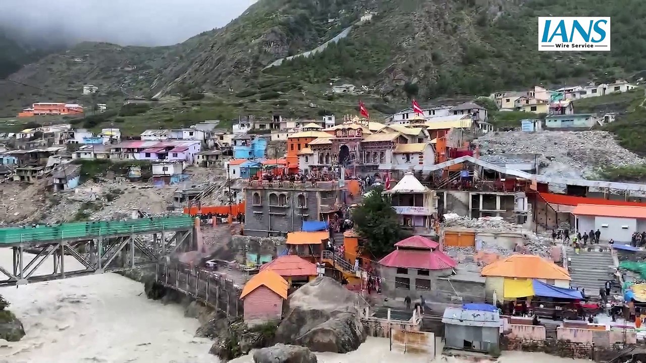 Badrinath में खतरे के निशान से ऊपर बह रही है Alaknanda River