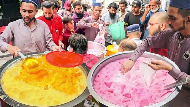 Mohabbat Ka Sharbat of Karachi Food Street _ Amazing Strawberry Banana MilkShake In Pakistan