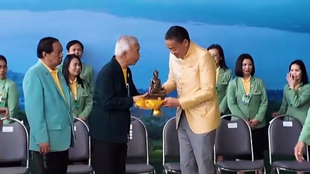 “สุวัจน์”มอบพระชัยเมืองนครราชสีมาให้“นายกฯเศรษฐา” เพื่อเป็นกำลังใจทำงาน
