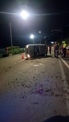 ¡Perdió el control en una curva! Carro se volcó yendo para San Jerónimo