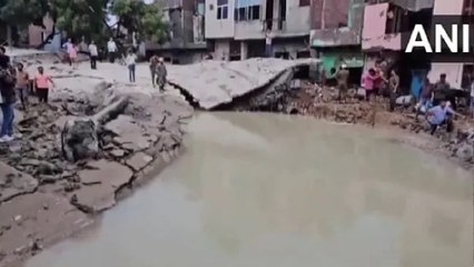 मथुरा में तेज बारिश से भरभराकर गिरी 3 साल पहले बनी पानी की बड़ी टंकी, 2 की मौत,10 घायल