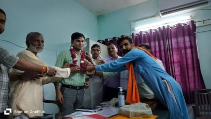 डॉक्टर्स डे पर आदर्श ग्राम विकास समिति की ओर से चिकित्सक का किया सम्मान