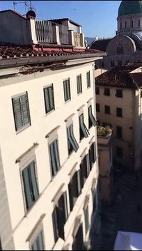 Firenze, crolla un pezzo di cornicione in piazza Sant'Ambrogio