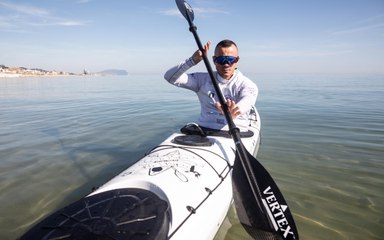Un record da sogno contro la fibrosi cistica: 24 ore in mare in kayak
