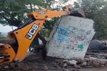जमीन में धंसी प्याऊ को JCB से गिराया, देखें वीडियो