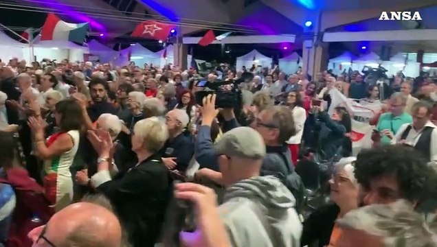 Festa Anpi a Bologna: Schlein, Fratoianni, Bonelli e Magi cantano Bella Ciao sul palco