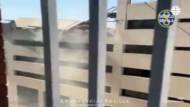 Se derrumban varias plantas de un edificio que estaba siendo demolido en Sevilla