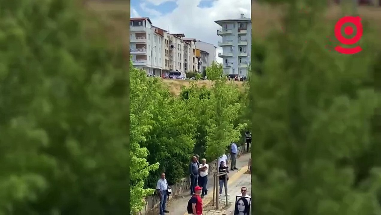 Sivas Katliamı’nın 31. yılında anma etkinliği için yüzlerce kişinin geldiği Sivas’ta Madımak Oteli önüne yürüyüş başladı.