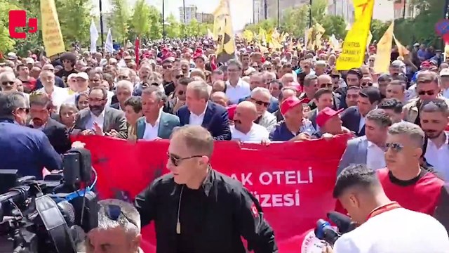 Özgür Özel ve Tuncer Bakırhan da Sivas Katliamı'nda öldürülenler için düzenlenen anma törenlerine katıldı.