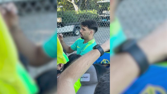 Baño de masas de los jugadores brasileños con los fans tras el entrenamiento en Stanford