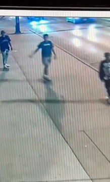 Un jeune balance un feu d'artifice dans un magasin