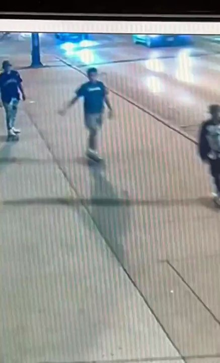 Un jeune balance un feu d'artifice dans un magasin