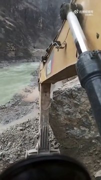 Grosse bêtise d'un chauffeur de pelleteuse