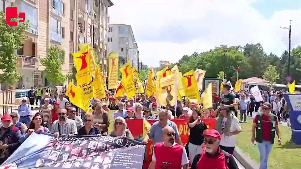 Yürüyüşte, 'gün gelecek devran dönecek katiller halka hesap verecek', 'Sivas'ı unutma, unutturma' sloganları atılıyor