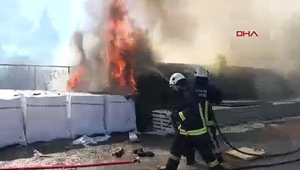 Yanan çatı izolasyon malzemelerinin dumanı gökyüzünü kapladı