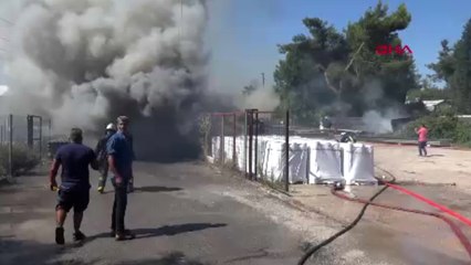 Yanan çatı izolasyon malzemelerinin dumanı gökyüzünü kapladı