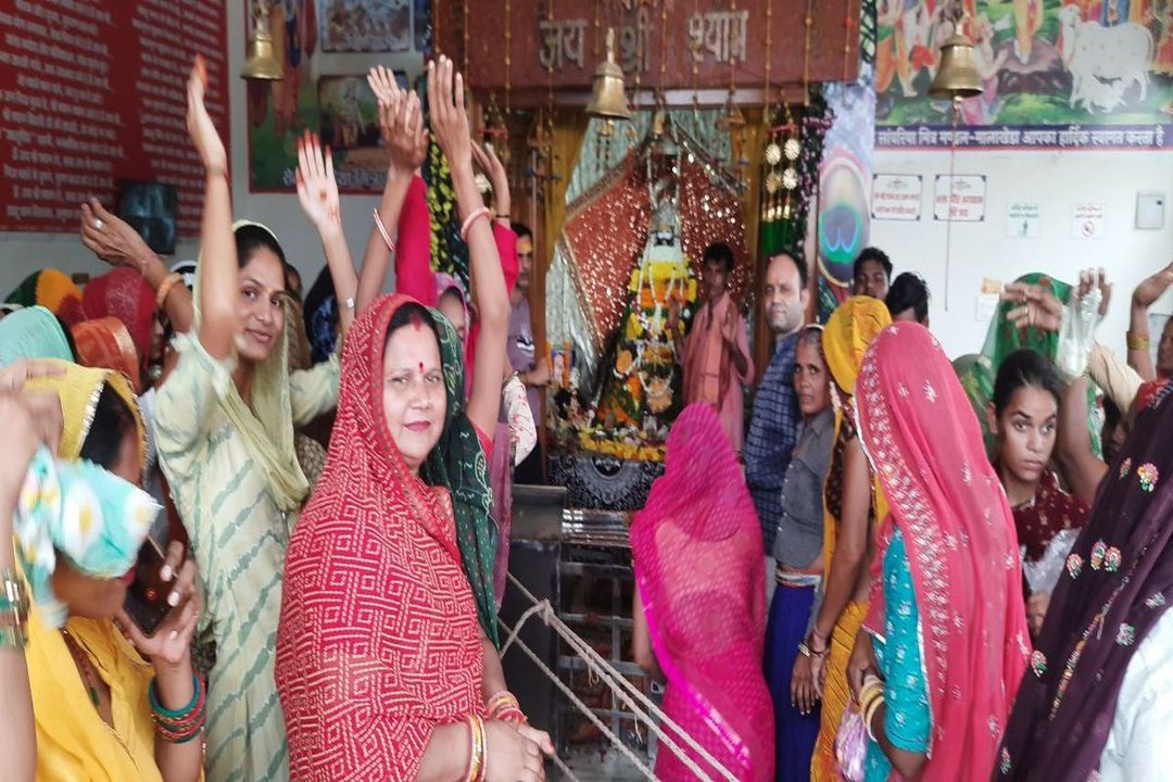 एकादशी पर बाबा श्याम के दरबार में पहुंच रहे श्र...