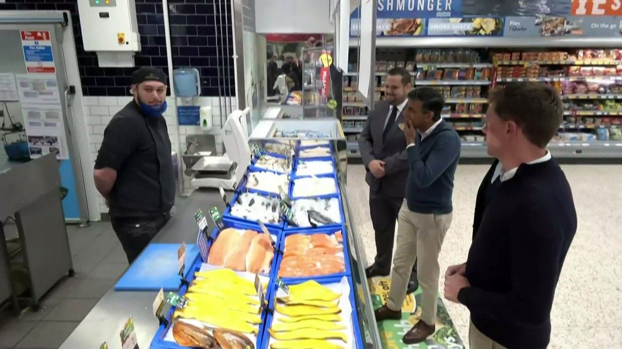 Rishi Sunak stacks shelves at Morrisons