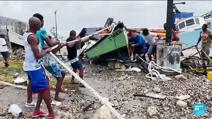 L'ouragan Béryl, le pire de sa catégorie, balaye les Antilles et gagne en intensité