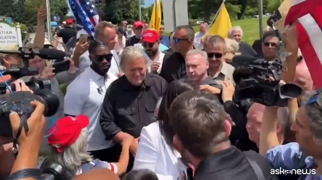 Steve Bannon si costituisce per scontare condanna di oltraggio