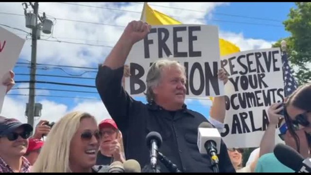 Steve Bannon si costituisce per scontare condanna di oltraggio