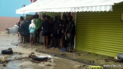 L'uragano Beryl colpisce i caraibi con venti a 220 km/h