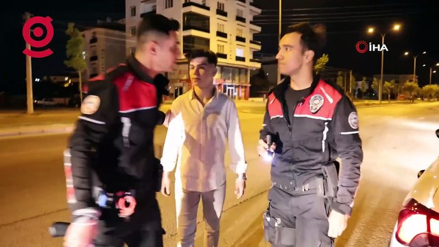Gözaltına Alındı, Polis Otosundaki Yerini Beğenmedi: Arkaya Gerek Var Mı?
