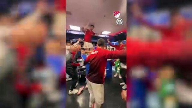 Milli futbolcular Avusturya galibiyetini soyunma odasında kutladı