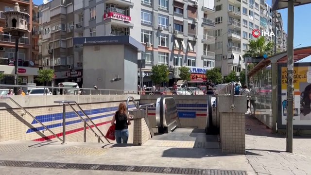 İzmir Metro'sunda yürüyen merdiven bir anda ters yönde çalıştı: O anlar kamerada