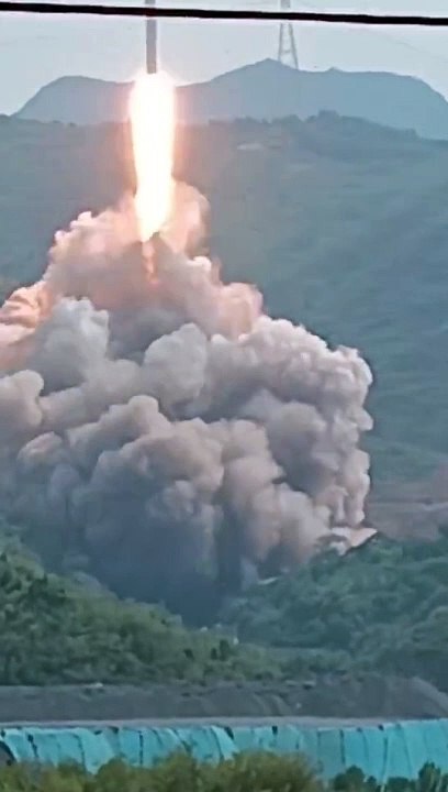Foguete espacial chinês cai (e explode) em lançamento acidental. Há vídeo