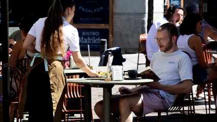 El verano lleva al empleo a un nuevo récord y baja de los 2,6 millones, la cifra más baja desde hace 16 años