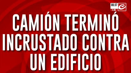 Triple choque terminó con camión volquetero incrustado en un edificio