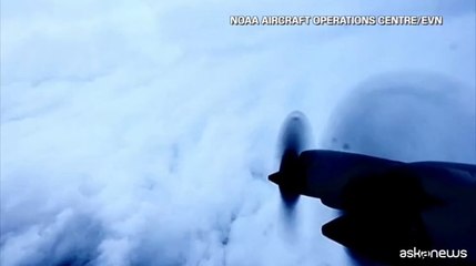 Le immagini dall'aereo che vola nell'occhio dell'uragano Beryl