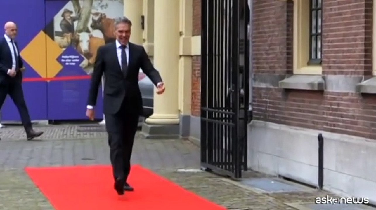 Olanda, Rutte consegna le chiavi al nuovo premier Schoof