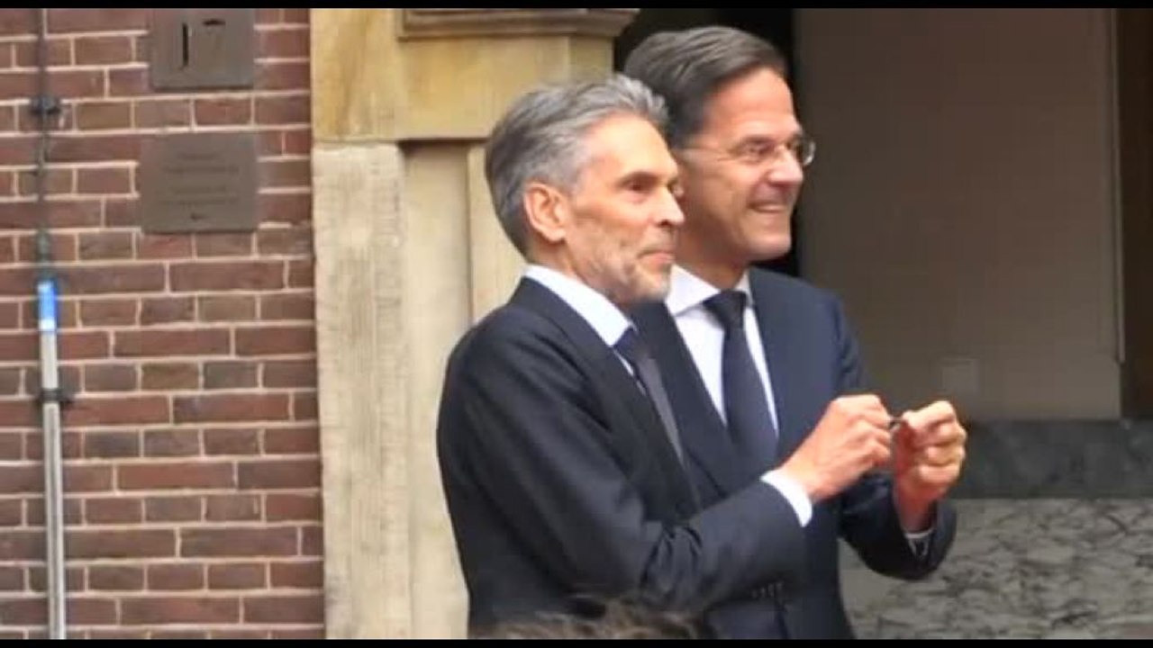 Olanda, Rutte consegna le chiavi al nuovo premier Schoof